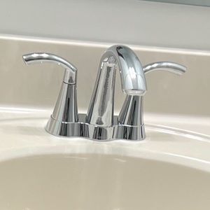 🚰MOEN GLYDE CENTERSET BATHROOM FAUCET. LIGHTLY USED. Pop-up drain not included